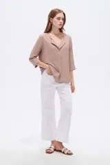 Blusa de viscosa bordó con estampado abstracto, escote en V con cuello tipo solapa y mangas 3/4, de corte holgado.