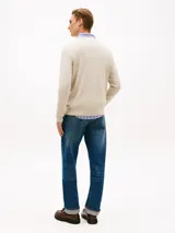 Sweater de cuello redondo Tommy Hilfiger de color beige, confeccionado en puro algodón, con ajuste regular y el logo de la marca bordado en el pecho.
