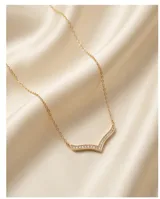 Collar de acero con baño de oro, con dije en forma de V decorado con circonias engastadas.
