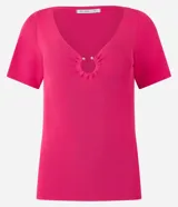 Blusa blanca de viscosa con escote en V y aro metálico dorado. Es de mangas cortas y textura acanalada.