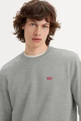 Sweater gris de cuello redondo, manga larga y logo de Levis bordado en el pecho.