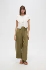 Chaleco corto de algodón con diseño capitoneado, cuello redondo y volados en los hombros.