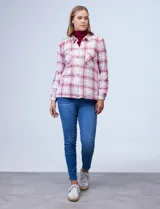 Camisa de Robert Louis en tejido soft a cuadros color borgoña, blanco y gris. Tiene cuello camisero, abertura central con botones, mangas largas regulables con presilla y botón, y bolsillos aplicados en el pecho.