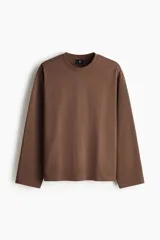 Remera de manga larga en punto pesado, con cuello redondo, hombros caídos y bajo recto. Presenta un corte oversized para una silueta holgada.
