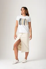 Falda midi de jean blanca con tajo frontal y botones.