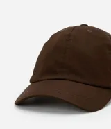 Gorra de sarga con visera curva y cierre posterior ajustable tipo strapback.