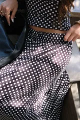 Pollera larga de viscosa, color azul marino con estampado de lunares blancos. Diseño de tiro alto y corte amplio.