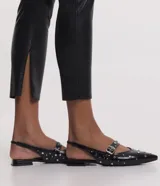 Pantalón tipo legging de mujer, color crema claro, confeccionado en poliuretano (PU) con un diseño liso. Presenta un cierre frontal con botones visibles en la cintura.