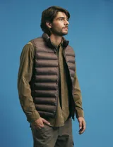 Chaleco acolchado de diseño capitoneado con cierre frontal al tono, cuello alto y ribetes en sisas y ruedo.