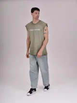 Musculosa verde militar con efecto desgastado y estampado frontal con la frase "STREET CULTURE" en blanco.