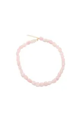 Collar de piedras de cuarzo rosado en forma irregular, con cierre de cadena metálica dorada ajustable.