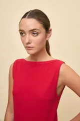 Top de tejido acanalado con cuello bote y calce al cuerpo, color blanco.