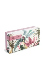 Billetera larga de cuerina color celeste con efecto desgastado, solapa con broche a presión y placa metálica con la marca grabada. Cuenta con compartimento posterior con cierre metálico.