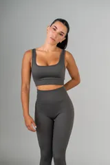 Top deportivo color borgoña, de breteles anchos y corte por debajo del busto.