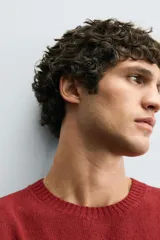 Jersey de hombre color borgoña, de corte holgado, tejido en hilatura con mezcla de algodón. Cuello redondo y manga larga. Acabados en rib.