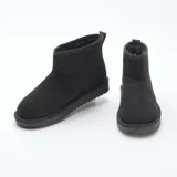 Botas cortas de estilo casual en color negro, confeccionadas en ante sintético con interior forrado y suela plana de goma.
