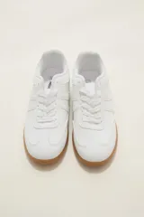 Zapatillas urbanas con estampado animal print de leopardo, cordones al tono y detalles de franjas laterales en color negro. Presentan suela de goma color caramelo y cuello acolchado.