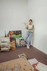 Camisa de manga larga con estampado floral en tonos azul, amarillo y verde.