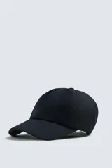 Gorra de seis paneles confeccionada en tejido de algodón, color negro, con visor curvado.