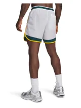 Short deportivo Under Armour con tecnología UA Storm repelente al agua, confeccionado en tejido ligero de nailon con textura arrugada. Presenta diseño tricolor en blanco, verde y amarillo, cintura elástica con cordón ajustable, bolsillos laterales y bolsillo trasero con cierre.