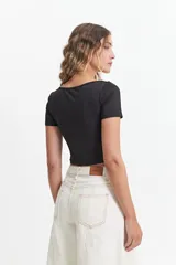 Remera cropped negra de manga corta con escote amplio.