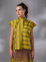 Blusa sin mangas de lino y algodón, con diseño a rayas en tonos amarillos y verdosos, escote en V y cuello alargado estilo bufanda para anudar.