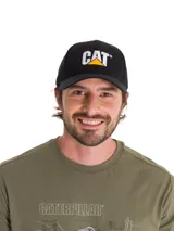 Gorro de visera curvada color negro de Caterpillar, con logotipo bordado en la parte delantera en blanco y amarillo, y tira ajustable trasera con cierre metálico.