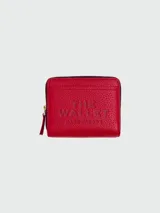 Billetera compacta de cuero color marrón, de diseño plegable con cierre de cremallera perimetral y broche a presión. Interior con múltiples ranuras para tarjetas y compartimento para billetes, con el logo de la marca grabado en bajo relieve.