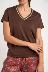 Remera de algodón color marrón con escote en V y ribete en tono crudo, de manga corta y calce al cuerpo.