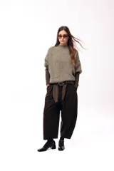 Pantalon de corte amplio y silueta relajada, color chocolate, con cintura alta, pinzas delanteras y bolsillos laterales.