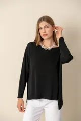 Sweater negro de tejido de punto, con escote barco y mangas largas.