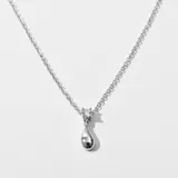 Collar plateado con cadena de eslabones y dije colgante en forma de lágrima con un pequeño brillante.