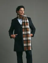 Sobretodo 3/4 de paño, color gris oscuro, con cuello solapa, cierre frontal de botones, manga larga y bolsillos laterales de ribete.