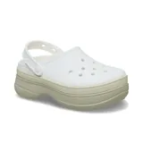 Zuecos Crocs modelo Classic Stacked de diseño slip-on, con capellada de color rosado claro y plataforma alta con suela dentada en tonos rosado medio y fucsia. Cuenta con perforaciones en el empeine para pines Jibbitz y tira trasera ajustable.