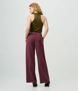 Pantalón wide leg de crepé color bordó, con caída recta, cintura con pasadores y bolsillos discretos.