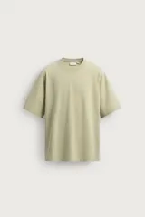 Remera boxy fit de algodón color verde militar, con cuello redondo y mangas cortas.