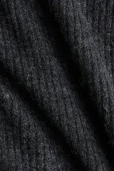 Buzo de punto acanalado en color gris oscuro, con diseño de escote descubierto tipo off-the-shoulder y corte holgado.