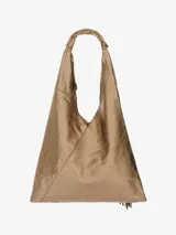 Bolso estilo hobo de cuero, con forma triangular y asa larga fruncida. Presenta un diseño bicolor que combina un panel de cuero gamuzado mate y un panel de cuero brillante con acabado metalizado, unidos por una tira de flecos largos en el centro.
