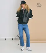 Pantalón de jean modelo flare cropped con cintura alta, trabillas para cinturón, bolsillos laterales y traseros, y cierre frontal con botón y cremallera.