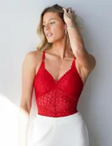 Body rojo de encaje con breteles finos regulables, busto sin aro y con forro interno.