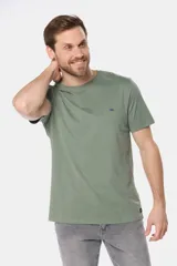 Remera básica de algodón color verde militar, de manga corta y cuello redondo, con logo bordado en azul en el pecho.