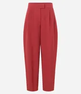 Pantalón de vestir color borgoña, de corte zanahoria, con pliegues delanteros, cierre con solapa y cremallera oculta.