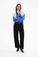 Camisa de lino y viscosa color azul, de corte oversized y diseño liviano, con cuello clásico, cierre frontal de botones, hombros caídos y mangas largas con puños abotonados.