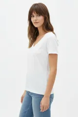 Remera blanca de algodón, de manga corta, con escote en V y calce holgado.