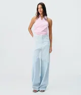 Pañuelo de cintura femenino confeccionado en encaje blanco con diseño floral, con amarre lateral y terminación irregular.