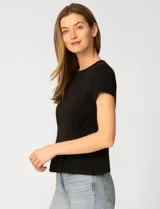 Remera blanca de manga corta con cuello redondo, confeccionada en una mezcla de modal, poliéster y elastano. Presenta un diseño con alforzas verticales en el frente que aportan estructura y una silueta relajada.