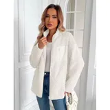 Campera de corderito color blanco, con cierre frontal completo, cuello alto y bolsillo frontal con cierre. Presenta un diseño forrado y cálido, ideal para la temporada de invierno.