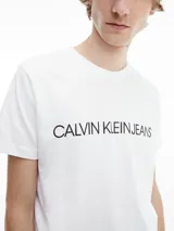 Pack de dos remeras blancas de algodón con cuello redondo y mangas cortas. Presentan el logo de Calvin Klein Jeans bordado en el pecho.