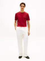 Remera de manga corta Tommy Hilfiger color rojo, de corte regular fit y cuello redondo. Cuenta con un bolsillo aplicado en el pecho adornado con una cinta distintiva tricolor yfechas bordadas de la marca.