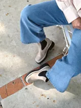 Botas Chelsea color visón de cuero con elástico lateral negro, suela track y tirador trasero.